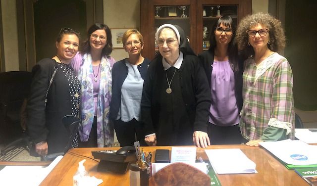 Da sinistra, i docenti Marta Termenini, Elena Saliani, Clara Spotti, madre Annamaria, i professori Cinzia Maccagni 
e Chiara Coelli