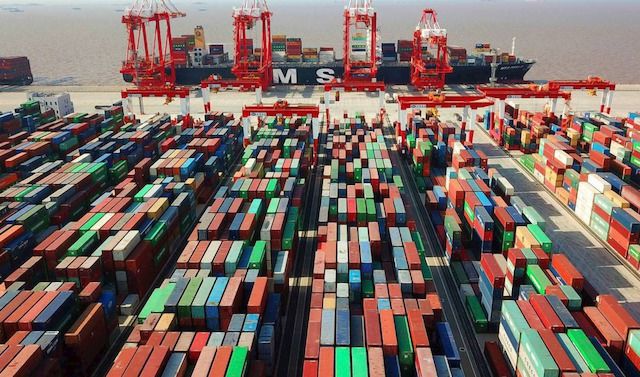 Navi e container nel porto di Shanghai

