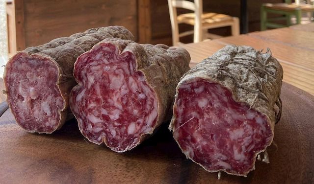 I salami prodotti nell'agriturismo Chioso Di Sotto