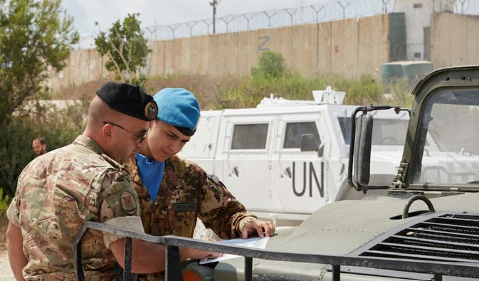 Un ufficiale italiano con un militare libanese