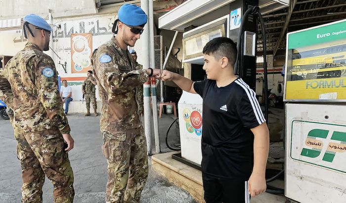 Soldati italiani con un bambino libanese