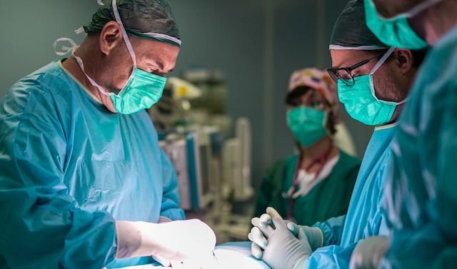 Fioravanti e alcuni medici della sua equipe durante un intervento alla schiena

