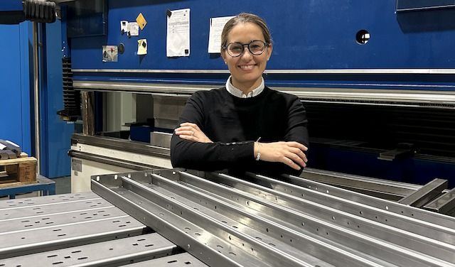 Elena Prandelli in un reparto produttivo