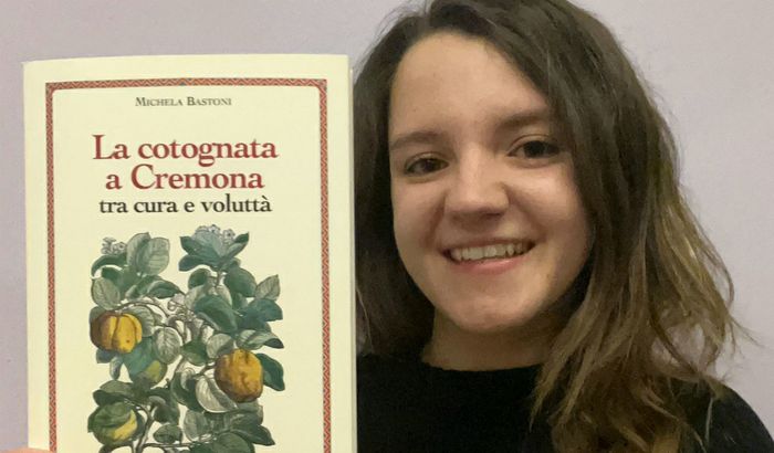 Michela Bastoni con il volumetto