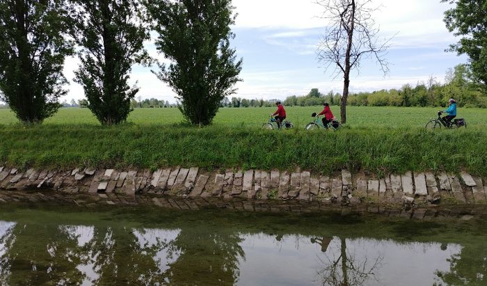 Lungo il Canale Vacchelli