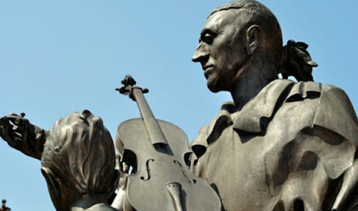 Stradivari, statua nellì'omonima piazza