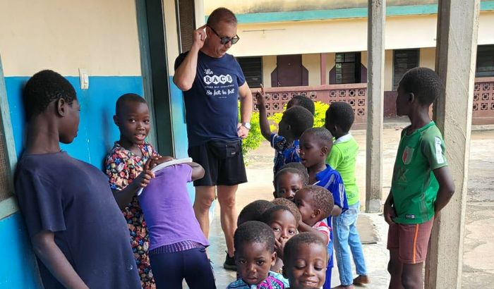 Don Francesco e i bimbi in Togo