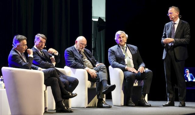 La tavola rotonda, moderata da Andrea Cabrini (in piedi) con Massimiliano Salini, Matteo Renzi, Antonio Gozzi e Stefano Buono