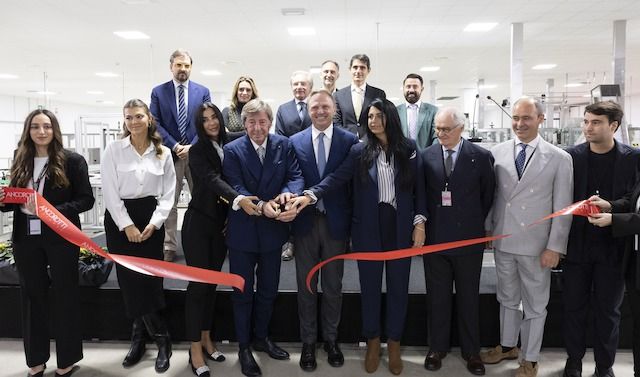 Il momento del taglio del nastro all'inaugurazione di 