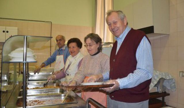 Alcuni volontari delle cucine benefiche della San Vincenzo de' Paoli