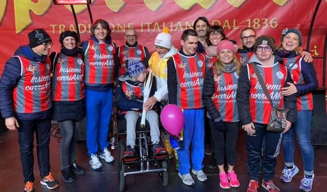 I volontari dell'associazione A.m.o. durante un evento di raccolta fondi con le maglie della Cremonese