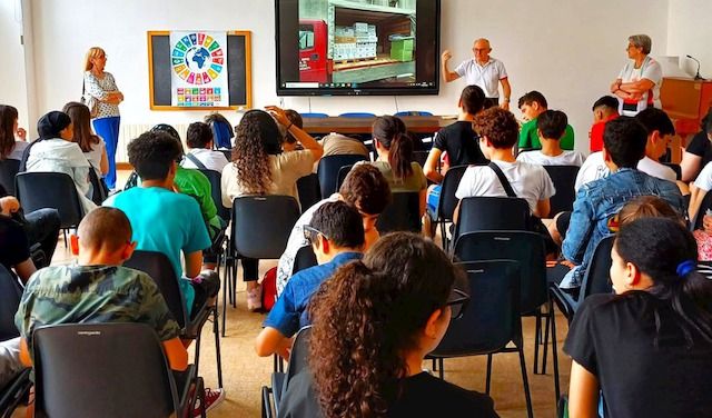 Alcuni volontari della San Vincenzo di Soresina in una scuola