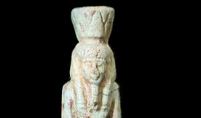 Dettaglio della statuina raffigurante Nefertem