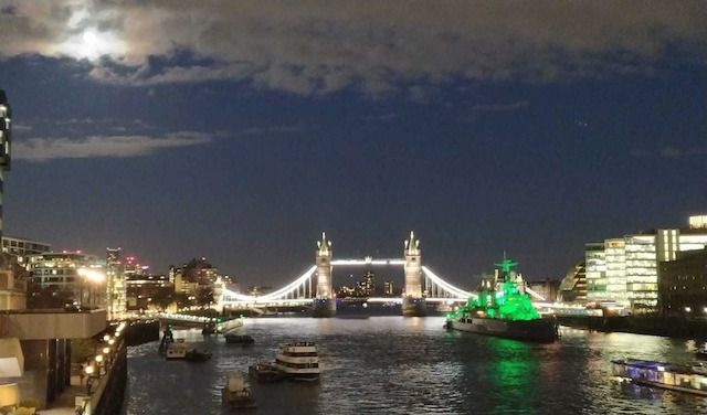 Il Tower Bridge di sera