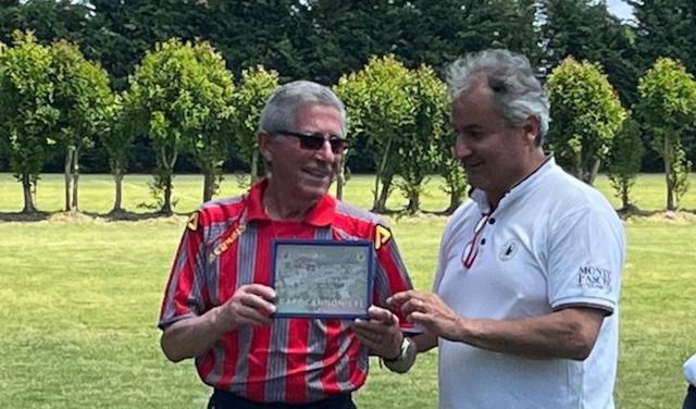 Renato Ruggeri (a sinistra con la maglia grigiorossa), classe 1944, premiato a Villafranca