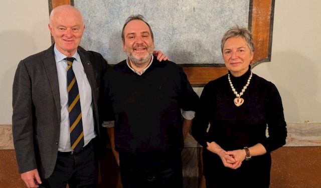 Da sinistra, Alceste Bartoletti (presidente Anaf), Tommaso Giorgi (CrArtT) e Rosetta Besostri, presidente provinciale di Ancos, durante la cena prenatalizia 2024