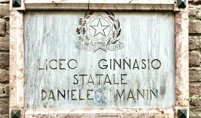 La targa del liceo Manin