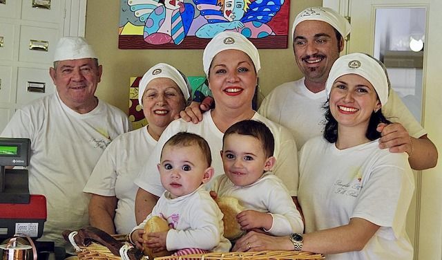 La famiglia Badioni, al completo. Susetta è in centro, dietro ai due bimbi