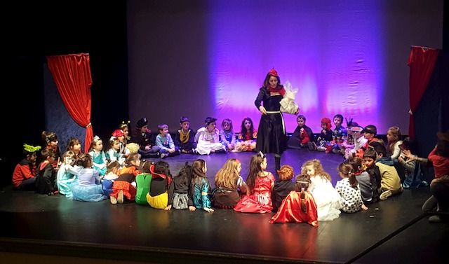 Il palco del Filo a Cremona durante una festa di Carnevale per bambini