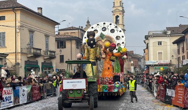 Alcuni momenti della sfilata, con il carro 