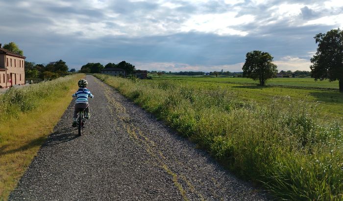 Bimbi in bicicletta