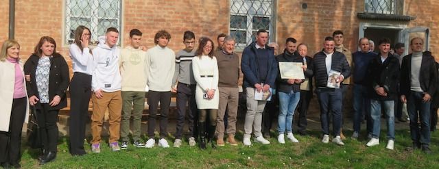 La foto di gruppo finale di docenti e premiati 