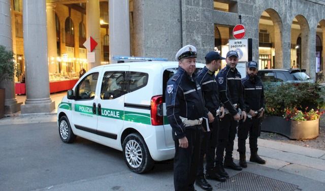 Alcuni agenti della Polizia Locale durante l'avvio del presidio giornaliero in piazza Roma