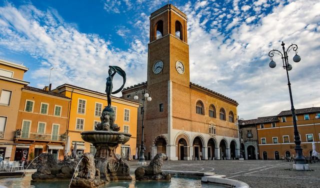 Piazza XX Settembre, a Fano, nella quale spicca il Palazzo del Podestà