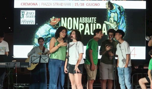 Un momento della manifestazione Happening in piazza Stradivari