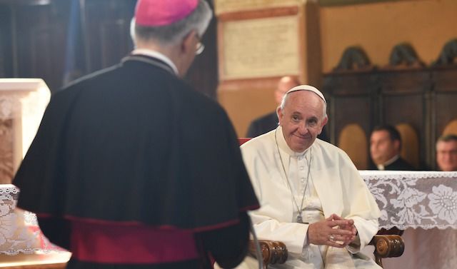 Papa Francesco, durante la sua visita a Bozzolo, nel 2017, salutato dal vescovo Napolioni
