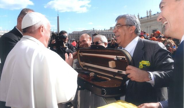 Il momento della consegna del violino a Papa Francesco, nel 2016