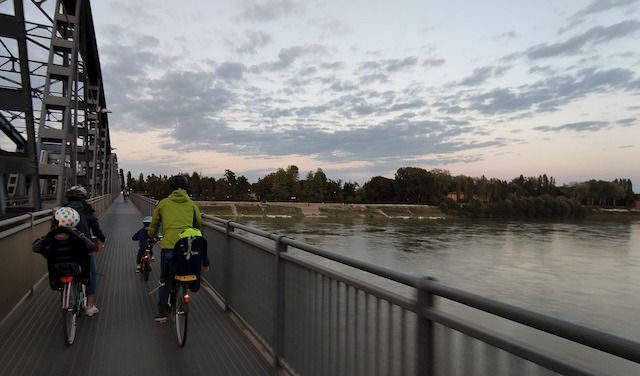 In bicicletta sul ponte di Cremona