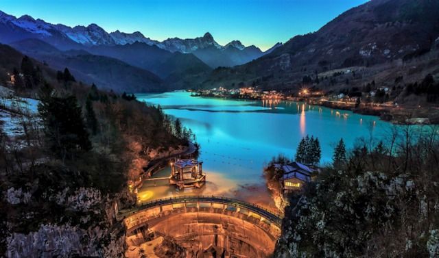 Veduta aerea del Lago di Barcis di sera