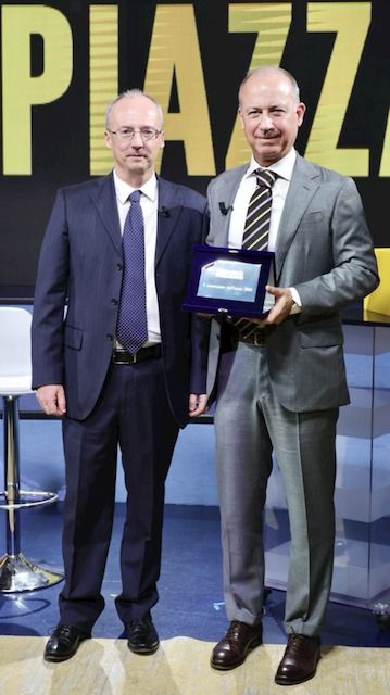 Francesco Buzzella, presidente di Federchimica, premiato dal direttore di Mondo Padano, Alessandro Rossi