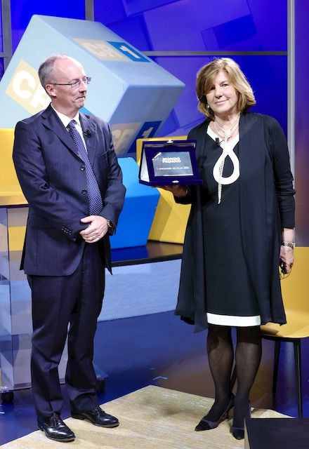 Virginia Villa, direttrice del Museo del Violino, premiata dal direttore di Mondo Padano, Alessandro Rossi