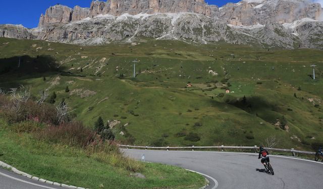 SellaRonda Bike Day. Gruppo Sella dalla discesa del Pordoi verso Arabba
