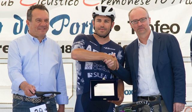 Francesco Lamon, premiato dal direttore di Mondo Padano, Alessandro Rossi (a destra)