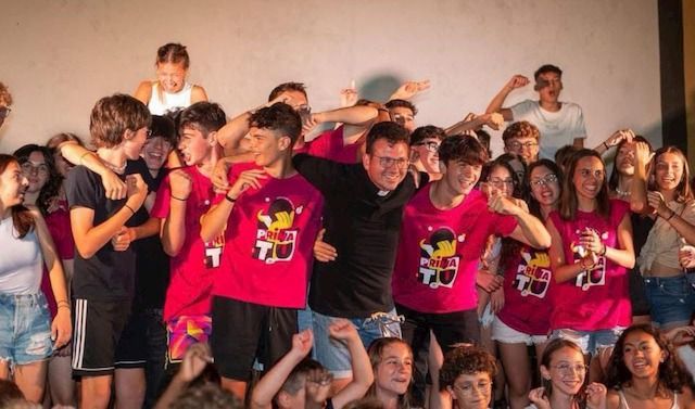 Don Alberto Bigatti con gli animatori del Grest di Soresina