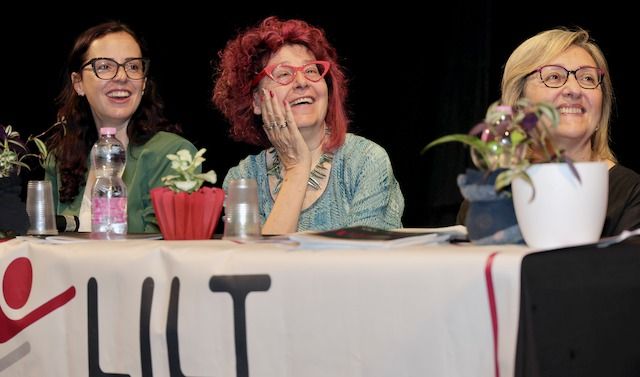 LILT CONSEGNA BORSA DI STUDIO 2025 - Da sinistra, Anna e Laura Adami, figlia e moglie del dottor Vanni Adami e la dottoressa Fiorentino