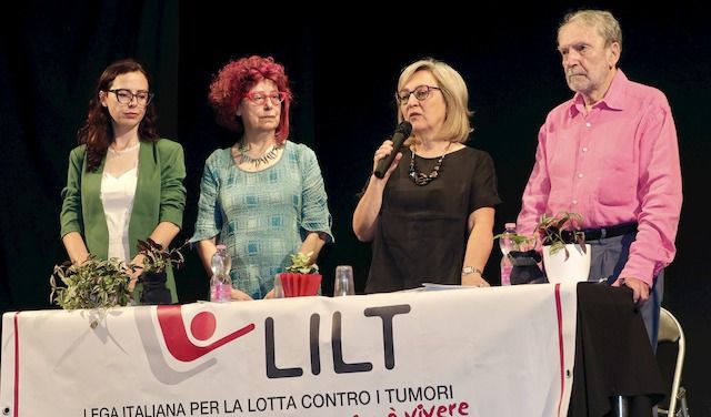 LILT CONSEGNA BORSA DI STUDIO 2025 - Da sinistra, Anna e laura Adami e la dottoressa Carla Fiirentino