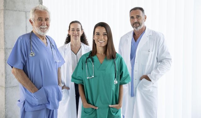 Primo-piano-sul-team-medico-pronto-per-il-lavoro


