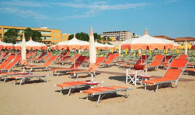 Ombrelloni su una spiaggia di Rimini