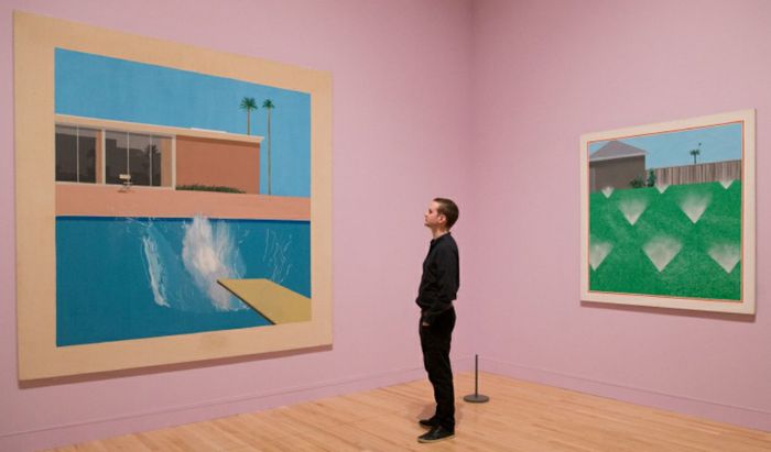 Spettatore che osserva A Bigger Splash di David Hockney
