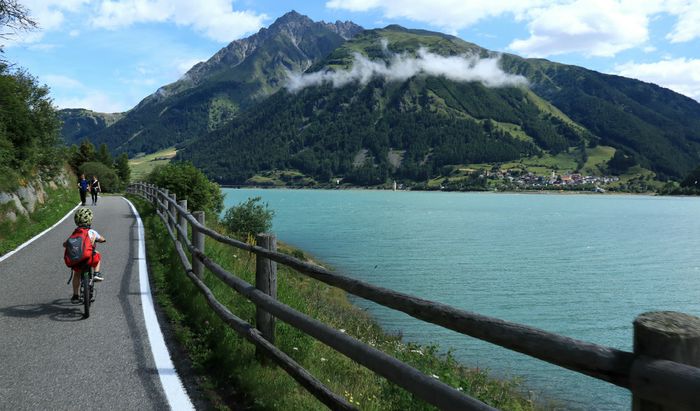 Pedalando sulle rive del lago di Resia