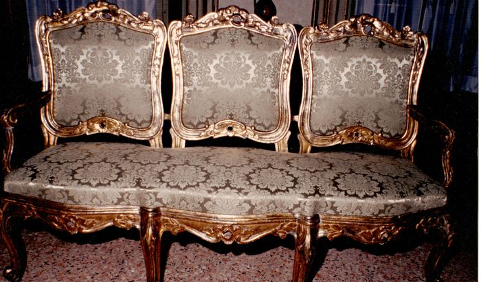 Divano dorato Luigi XV in damasco di seta (1978)