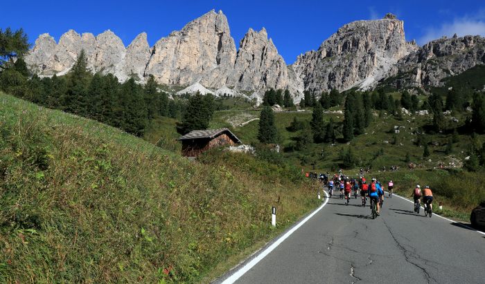 Salendo a passo Gardena, vista sul gruppo Puez