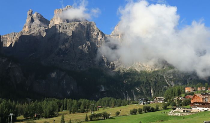 Gruppo Sella da Colfosco, salendo al passo Gardena
