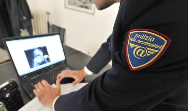 INTERNET: GENOVA; SCARICAVANO FILM GRATIS, DENUNCIATI

Materiale mostrato durante la conferenza stampa della polizia postale di Genova nell'ambito di una operazione che ha portato alla denuncia di decine di persone in tutta Italia per aver scaricato on-line film e telefilm coperti dal diritto d'autore, stamani 14 settembre 2010.
ANSA/LUCA ZENNARO